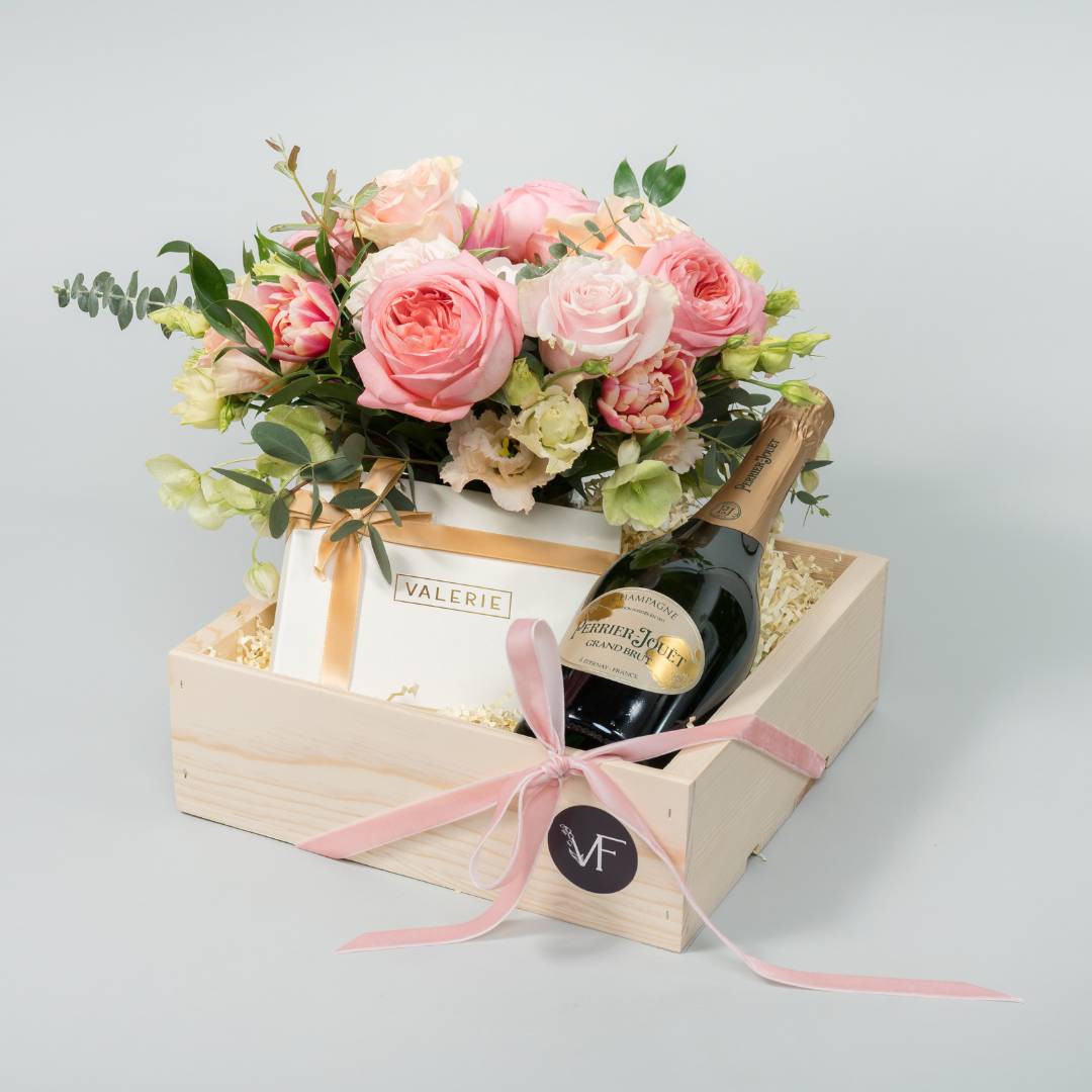 Fete gift box, celebrate gift box, Gift box with flowers and champagne